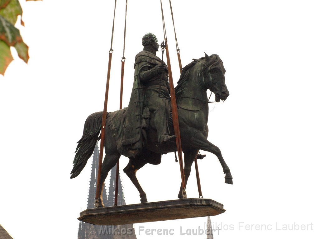 Reiterdenkmal kehrt zurueck auf dem Heumarkt P70.JPG